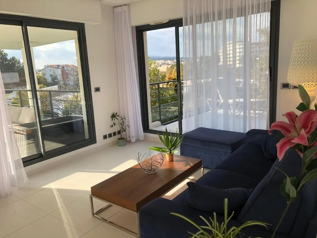 Appartement Montfleury, 2 Terrasses, 2 Chambres , 2 Sdb , Pkg Prive Piscine, 15 Min Walk To Croisette Beach And Palais Des Festivals Cannes 0*,  Frankreich