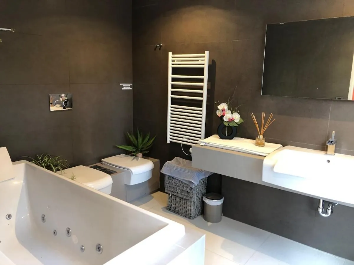 Appartement Montfleury, 2 Terrasses, 2 Chambres , 2 Sdb , Pkg Prive Piscine, 15 Min Walk To Croisette Beach And Palais Des Festivals Cannes 0*,  Frankreich