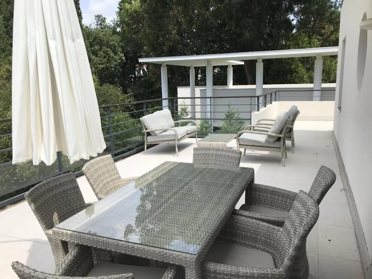 Appartement Montfleury, 2 Terrasses, 2 Chambres , 2 Sdb , Pkg Prive Piscine, 15 Min Walk To Croisette Beach And Palais Des Festivals カンヌ 0*,  フランス